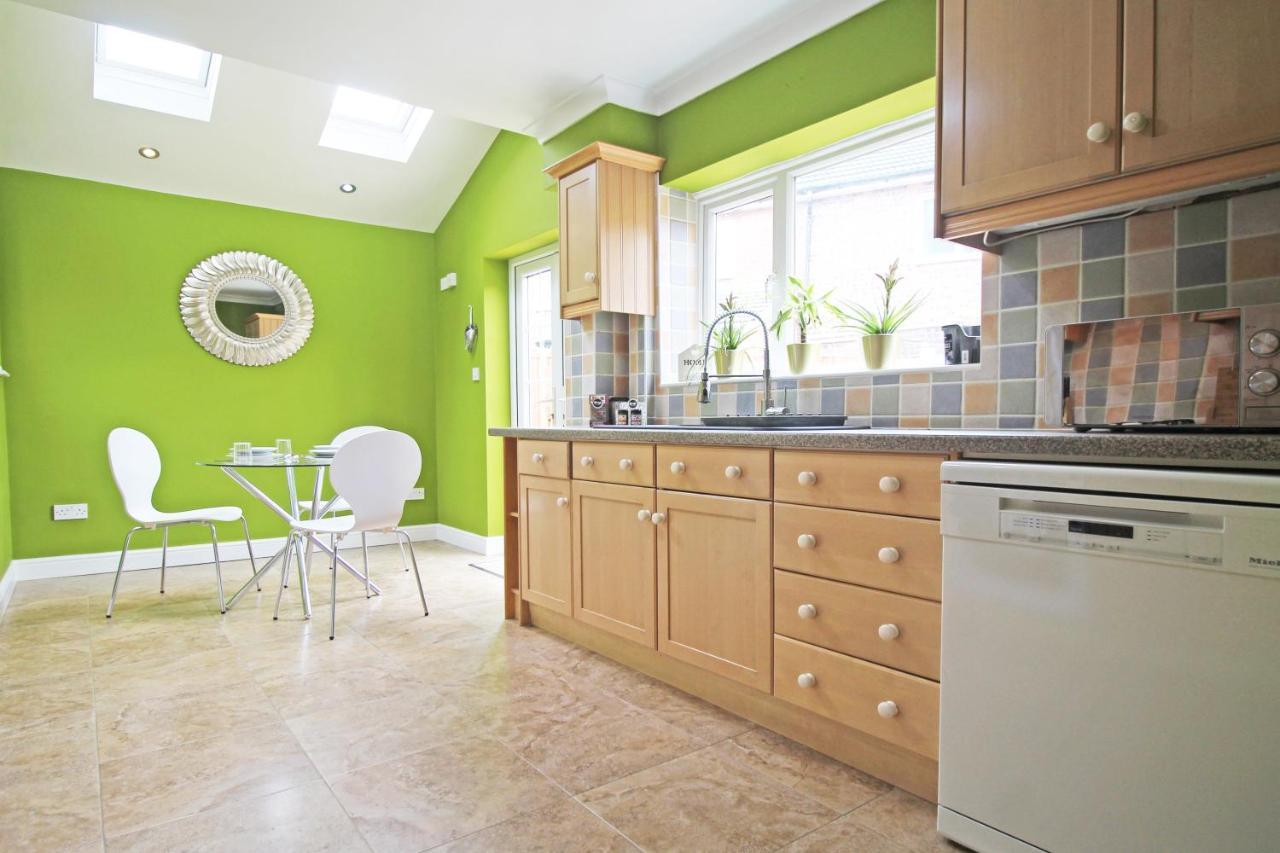 Queens Road - Luxury Spacious Home In Chester Christleton Exteriör bild