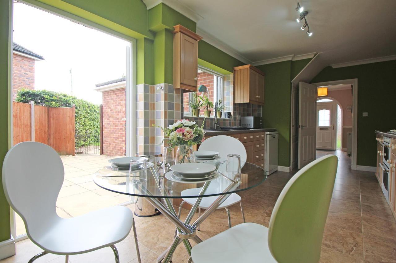 Queens Road - Luxury Spacious Home In Chester Christleton Exteriör bild